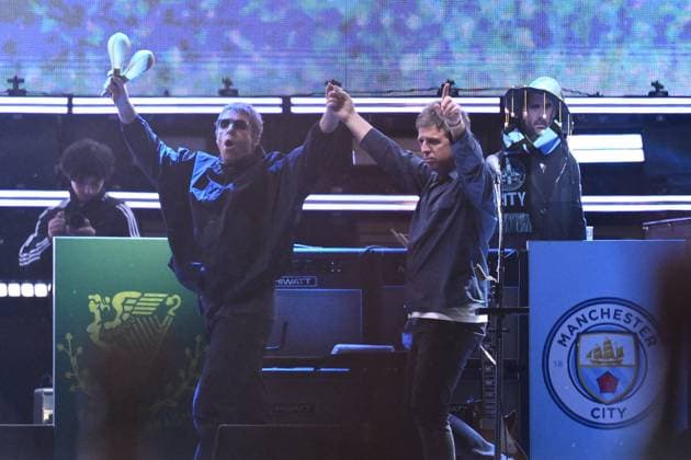 Entertainment Bilder des Tages OASIS CONCERT MELBOURNE, Liam Gallagher (left) and Noel Gallagher of English rock band Oasis arrive on stage during the first show of their Australian tour at Marvel Stadium, in Melbourne, Friday, October 31, 2025. ( NO ARCHIVING, EDITORIAL USE ONLY MELBOURNE VICTORIA AUSTRALIA  Copyright: xJOELxCARRETTx 20251031145625788032