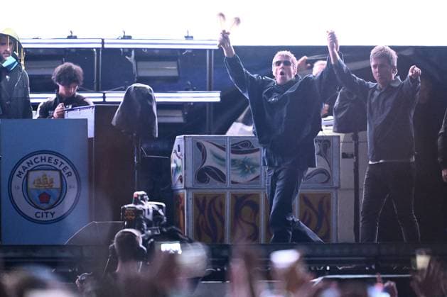 OASIS CONCERT MELBOURNE, Liam Gallagher (left) and Noel Gallagher of English rock band Oasis arrive on stage during the first show of their Australian tour at Marvel Stadium, in Melbourne, Friday, October 31, 2025. ( NO ARCHIVING, EDITORIAL USE ONLY MELBOURNE VICTORIA AUSTRALIA  Copyright: xJOELxCARRETTx 20251031193103412685