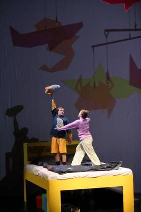 Felix Che Groll as Hosche, Mr. Pudles and others and Evelina Smolina as Elli during the photo rehearsal for Tintenfischlady at the Deutsche Oper in Berlin, Tischlerei, October 30, 2025 Music theater for children and adults Composition Sidney Corbett Text Chiara Corbett Musical direction L