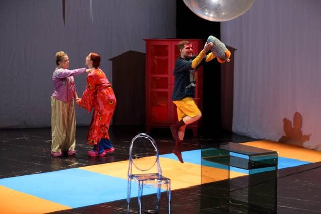 Evelina Smolina as Elli , Lana Maletic as Tintenfischlady, Mama and Felix Che Groll as Hosche, Herr Pudles u a , v l , during the photo rehearsal for Tintenfischlady at the Deutsche Oper in Berlin, Tischlerei, 30 October 2025 Musical theate