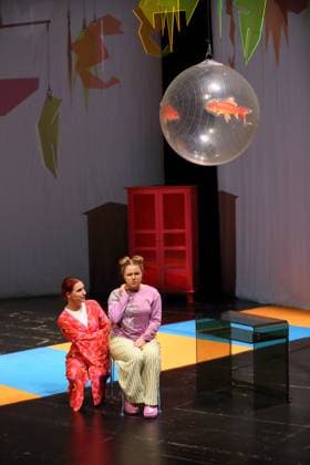 Lana Maletic as Tintenfischlady, Mama and Evelina Smolina as Elli , f l , during the photo rehearsal for Tintenfischlady at the Deutsche Oper in Berlin, Tischlerei, October 30, 2025 Musical theater for children and adults Composition Sidney Corbett Text Chiara Corbett Musical direction L