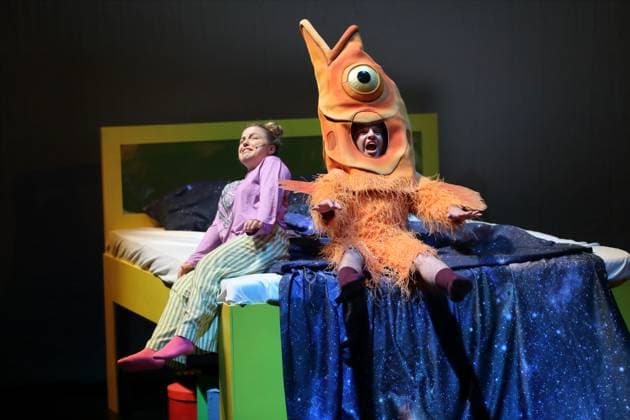 Evelina Smolina as Elli and Felix Che Groll as Hosche, Mr. Pudles and others during the photo rehearsal for Tintenfischlady at the Deutsche Oper in Berlin, Tischlerei, October 30, 2025 Musical theater for children and adults Composition Sidney Corbett Text Chiara Corbett Musical direction