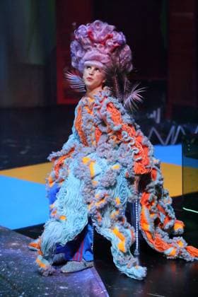 Lana Maletic as Tintenfischlady, Mama during the photo rehearsal for Tintenfischlady at the Deutsche Oper in Berlin, Tischlerei, October 30, 2025 Musical theater for children and adults Composition Sidney Corbett Text Chiara Corbett Musical direction Leonard Martynek Production Lara Yilmaz Stage and costumes Coline Meret Lol