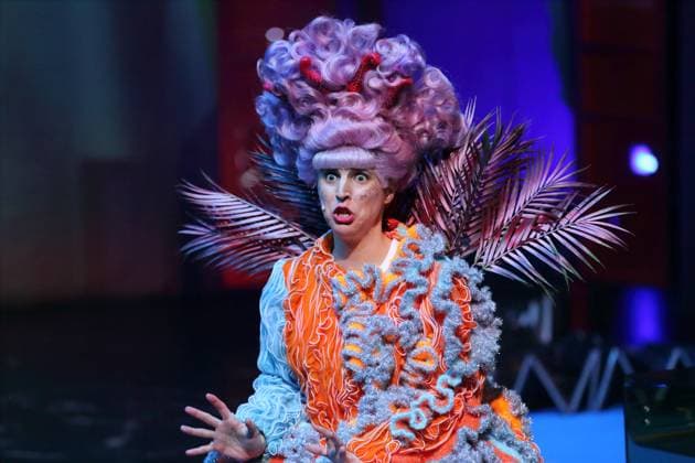 Lana Maletic as Tintenfischlady, Mama during the photo rehearsal for Tintenfischlady at the Deutsche Oper in Berlin, Tischlerei, October 30, 2025 Musical theater for children and adults Composition Sidney Corbett Text Chiara Corbett Musical direction Leonard Martynek Production Lara Yilmaz Stage and costumes Coline Meret Lol