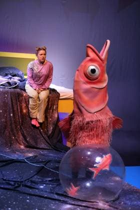 Evelina Smolina as Elli and Felix Che Groll as Hosche, Mr. Pudles and others during the photo rehearsal for Tintenfischlady at the Deutsche Oper in Berlin, Tischlerei, October 30, 2025 Musical theater for children and adults Composition Sidney Corbett Text Chiara Corbett Musical direction