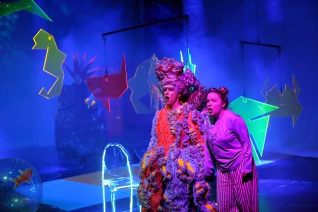 Felix Che Groll as Hosche, Herr Pudles u a , Lana Maletic as Tintenfischlady, Mama and Evelina Smolina as Elli , f l , during the photo rehearsal for Tintenfischlady at the Deutsche Oper in Berlin, Tischlerei, October 30, 2025 Music theater