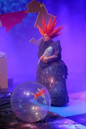 Felix Che Groll as Hosche, Mr. Pudles and others during the photo rehearsal for Tintenfischlady at the Deutsche Oper in Berlin, Tischlerei, 30 October 2025 Musical theater for children and adults Composition Sidney Corbett Text Chiara Corbett Musical direction Leonard Martynek Production Lara Yilmaz Stage and costumes