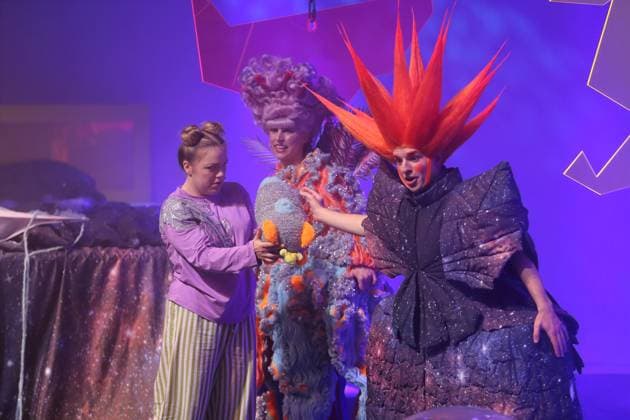 Evelina Smolina as Elli , Lana Maletic as Tintenfischlady, Mama and Felix Che Groll as Hosche, Herr Pudles u a , v l , during the photo rehearsal for Tintenfischlady at the Deutsche Oper in Berlin, Tischlerei, 30 October 2025 Musical theate