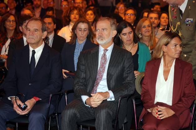 King Felipe attends the first Ibero-American Future Congress The head of the Ibero-American General Secretariat, Andrés Allamand, and King Felipe during the Ibero-American Future Congress, at Casa América, on October 31, 2025, in Madrid Spain Organized by the Ibero-American General Secretariat SEGIB and the Fundación Encuentros del Futuro FEF , the event will address, between October 30 and 31, issues such as the future of the world order, the crisis of democracy, smart cities, neuro-rights or education in the age of artificial intelligence FAMOUS KINGS CONGRESS José Ramó Madrid Madrid Madrid Spain  Copyright: xJosÃ xRamonxHernandox 7068591