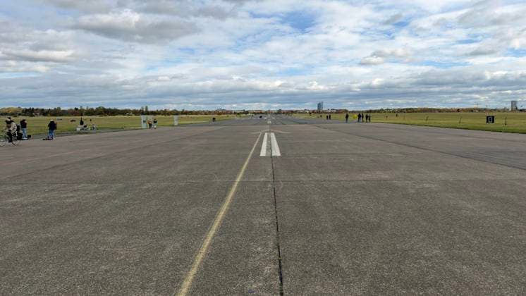 Tempelhofer Feld mit Landebahn, Berlin *** Tempelhofer Field with Runway, Berlin 1043802604