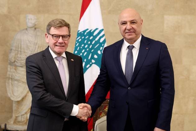 News Bilder des Tages German Foreign Minister Wadephul in Lebanon LEBANON, BEIRUT - OCTOBER 31: (----EDITORIAL USE ONLY - MANDATORY CREDIT - ’LEBANON PRESIDENCY HANDOUT - NO MARKETING NO ADVERTISING CAMPAIGNS - DISTRIBUTED AS A SERVICE TO CLIENTS-—) German Foreign Minister Johann Wadephul (L) is received by Lebanese President Joseph Aoun (R) as part of his contacts at Baabda Palace in Beirut, Lebanon on October 31, 2025. Lebanon Presidency Handout Anadolu Beirut Lebanon. Editorial use only. Please get in touch for any other usage.  Copyright: x2025xAnadoluxLebanonxPresidencyx xHandoutx