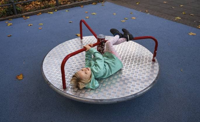 Außenaufnahme, kleines Mädchen, Kind, 4 Jahre, blond, spielt auf Karussell, Kinderspielplatz, Herbstlaub, Laub, herbstlich, Herbst, Stuttgart, Baden-Württemberg, Deutschland Outdoor shot, little girl, child, 4 years, blonde, playing on carousel, children s playground, autumn leaves, autumn, Stuttgart, Baden-Württemberg, Germany Copyright: imageBROKER MichaelxWeber ibximw15540612.jpg ,model released, Symbolfoto ,property released