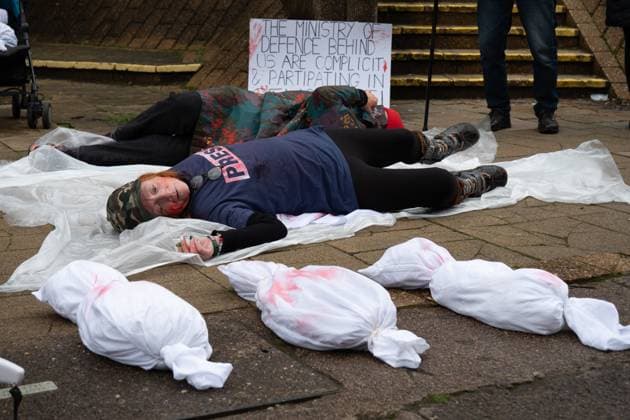 News Bilder des Tages October 31, 2025, Glasgow, Scotland, UK: The pro-Palestinian campaign group Gaza Genocide Emergency Committee held a rolling picket outside premises linked to the UK Ministry of Defence, starting at an Army recruitment office and ending with a die-in outside the MoD headquarters. The protest aimed to highlight what the group described as the UK Armed Forces continued participation in the war in Palestine. Glasgow UK - ZUMAs357 20251031_zip_s357_006 Copyright: xCameronxScottx