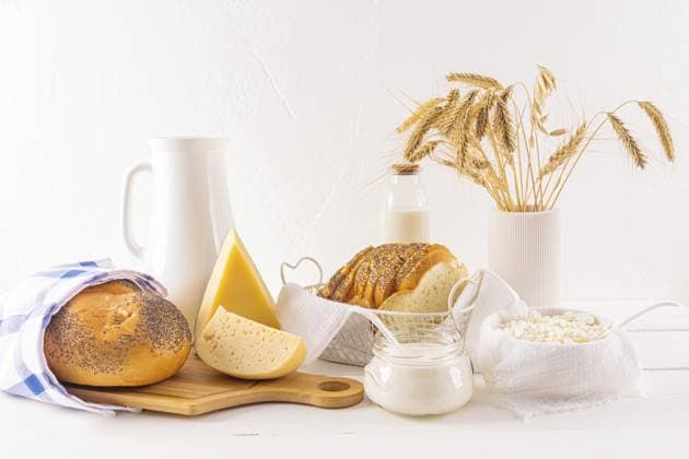 Viele Käsesorten auf einem Brett, Milchflaschen, Quark, Sauerrahm, ein paar Ohren Brot auf einem Holztisch. Der Feiertag von Shavuot Many varieties of cheese on a board, bottles of milk, cottage cheese, sour cream, a bunch of ears of bread on a wooden table. The holiday of Shavuot Copyright: imageBROKER MarinaxMoskalyuk ibxiqx14293084.jpg