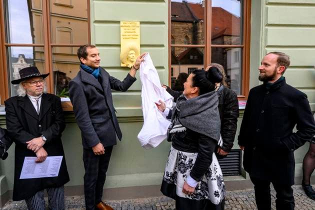 News Bilder des Tages A memorial plaque to German writer Karl May, famous for his books about the Indian chief Vinnetou, was unveiled on the former Scherber Hotel building in Chomutov, Czech Republic, 31 October 2025. Karl May worked in Chomutov for a short time and in the summer of 1897 he stayed overnight in the Scherber Hotel. (CTKxPhoto OndrejxHajek) CTKPhotoP2025103106028  CTKPhotoP2025103106028