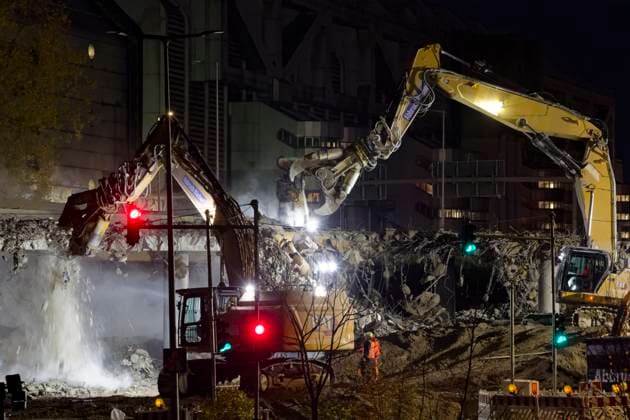 News Bilder des Tages Abbruch A100-Bruecke am Kreuz Funkturm 2025-10-31 Deutschland, Berlin Abbruch der Autobahnbruecke ueber die Halenseestraße im Zuge des Neubaus der Ringbahnbruecke der A 100 am Kreuz Funkturm. *** Demolition of A100 bridge at Kreuz Funkturm 2025 10 31 Germany, Berlin Demolition of the highway bridge over Halenseestraße as part of the construction of the new A100 ring road bridge at Kreuz Funkturm
