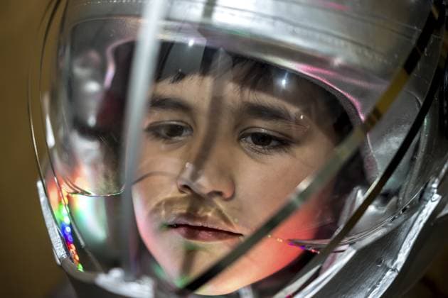 Kostüm, Junge spielt sich als Astronaut mit Weltraumhelm und silbernem Anzug auf metallischem Hintergrund Costume, Boy playing to be an astronaut with a space helmet and silver suit on metallic background Copyright: imageBROKER FernandoxCort ibxiqx14417803.jpg ,model released, Symbolfoto ,property released