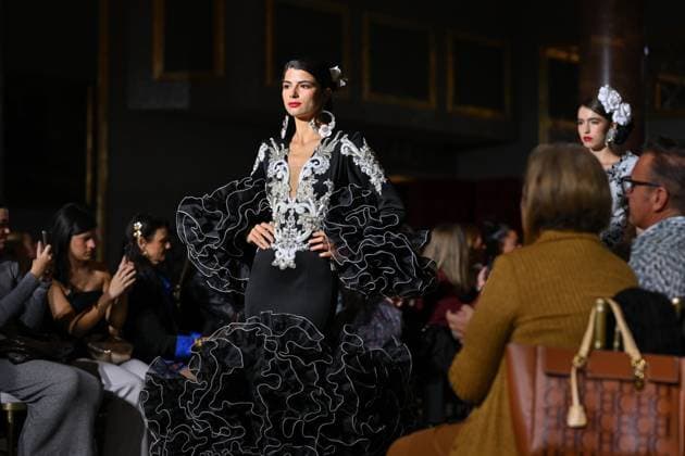 Entertainment Bilder des Tages Amparo Pardal in International Flamenco Fashion Amparo Pardal design at the International Flamenco Fashion Week Madrid, (SIMOF) show, at the Wellington Hotel, on October 31, 2025 in Madrid, Spain Featuring: A model walks in a Amparo Pardal design at the International Flamenco Fashion Week Madrid, (SIMOF) show, at the Wellington Hotel, on October 31, 2025 in Madrid, Spain Where: Madrid, Spain When: 31 Oct 2025 Credit: Oscar Gonzalez WENN Madrid Spain Copyright: xOscarxGonzalez WENNx wenn40755288 OFA ZOJx wenn40755288