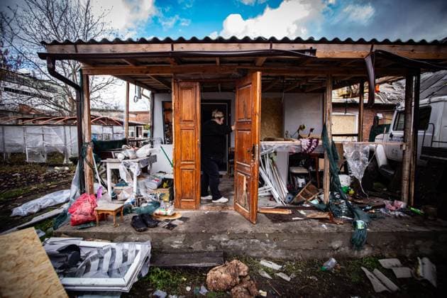 Russian Drone Attack On Sumy Train Station And Surrounding Area A resident of Sumy, Ukraine, stands in his destroyed home after the impact of a Russian kamikaze drone. Sumy Ukraine  Copyright: xFranciscoxRichartxBarbeirax originalFilename: barbeira-notitle251031_npUOK.jpg