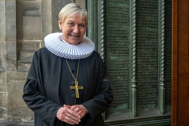 News Bilder des Tages Kunst Kultur Relegion Architektur 31.10.2025 Wittenberg Lutherstadt Reformationsfest 2025 Schlosskirche Wittenberg Predigt Ratsvorsitzende der Evangelischen Kirche Deutschlands EKD Bischöfin Kirsten Fehrs Halskrause das weiße Wagenrad Porträt vor der Bronzetür Thesentür Lutherstadt Wittenberg GER *** Art Culture Relegion Architecture 31 10 2025 Wittenberg Lutherstadt Reformation Festival 2025 Castle Church Wittenberg Sermon Chairwoman of the Council of the Evangelical Church of Germany EKD Bishop Kirsten Fehrs ruff the white chariot wheel portrait in front of the bronze door Thesis door Lutherstadt Wittenberg GER