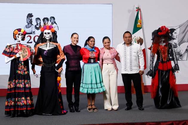 News Bilder des Tages Mexican President Claudia Sheinbaum Pardo; RaroÂ¡muri ultramarathon runner Maria Lorena Ramirez Nahueachi; leader of the Ã¢â‚¬oeUnstoppable MexicoÃ¢â‚¬Â project, Mirna Beatriz De la Cruz Alvarez; and Indigenous Languages Ã¢â‚¬¹Ã¢â‚¬¹advocate Bulmaro Juarez Sanchez pose with Catrina sculptures during the Day of the Dead festivities, following a press conference at the National Palace. October 31, 2025, Mexico City. Mexico City Mexico - ZUMAe321 20251031_zia_e321_002 Copyright: xLuisxBarronx