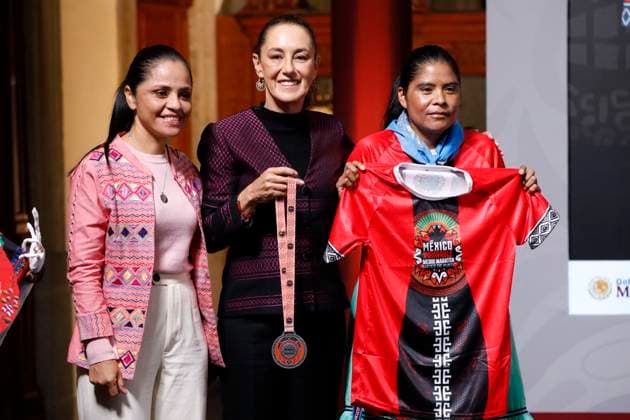 (L-R) Mirna Beatriz De la Cruz Alvarez, MexicoÃ¢â‚¬â ¢s President Claudia Sheinbaum Pardo and Raramuri runner Maria Lorena Ramirez Nahueachi pose during a press conference on the Mexico Imparable Half Marathon at the National Palace. on October 31, 2025, in Mexico City, Mexico. Mexico City Mexico - ZUMAe321 20251031_zia_e321_004 Copyright: xLuisxBarronx