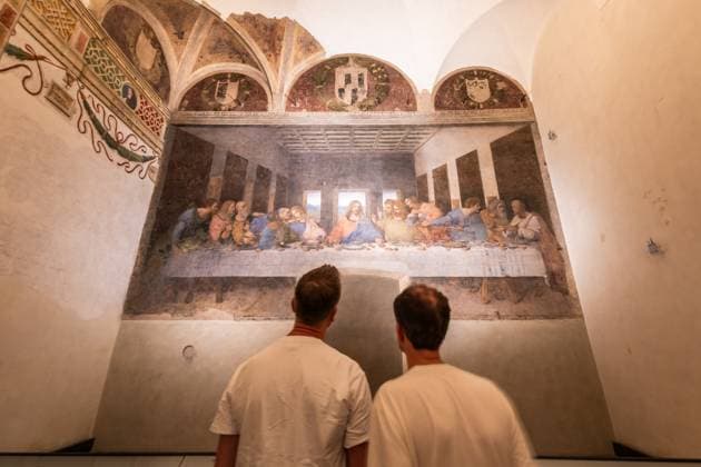 Besucher bewundern das Letzte Abendmahl von Leonardo da Vinci in Mailand Italien MILAN, ITALY ? AUGUST 2025: Two visitors stand in front of Leonardo da Vinci?s mural painting ?The Last Supper? at the refectory of Santa Maria delle Grazie in Milan, symbol of Renaissance art. (License=RF) Copyright: xZoonar.com PaoloxGallox 24190378