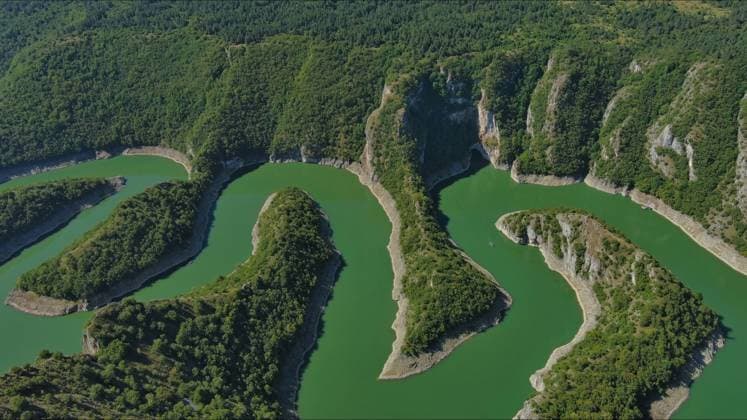 Gebogene Mäander in der Schlucht des Flusses Uvac Serbien Aerial view of curved meanders in canyon of Uvac river, Serbia (License=RF) Copyright: xZoonar.com MikhailxKokhanchikovx 24190634
