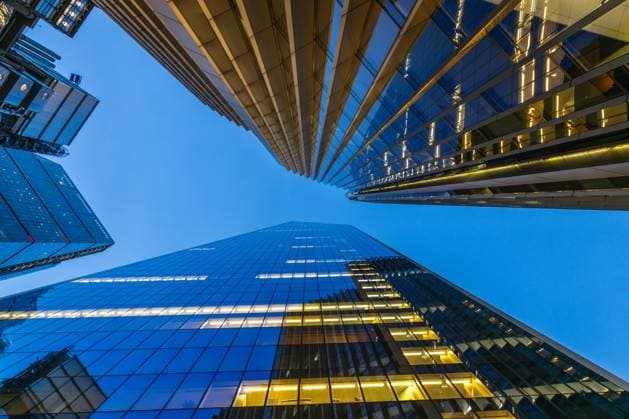 Corporate Office Skyline mit verspiegelten Fassaden und dramatischer Perspektive Dramatic upward perspective of reflective office towers in downtown. (License=RF) Copyright: xZoonar.com Tartezyx 24192709