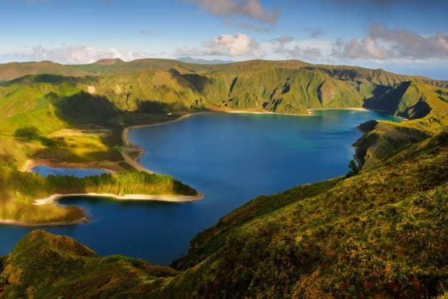 Der Kratersee Lagoa do Fogo im Frühling auf den Azoren Volcanic Lagoa do Fogo crater lake in the Azores offering beautiful island nature scenery (License=RF) Copyright: xZoonar.com GamrothxJoergx 24192010