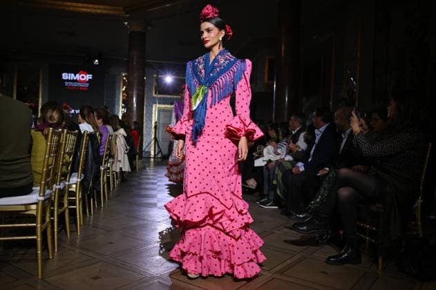 International Flamenco Fashion Week Madrid, (SIMOF) in Madrid - 31 Oct 2025 A model walks in a Angela Isa design at the International Flamenco Fashion Week Madrid, (SIMOF) show, at the Wellington Hotel in Madrid. Madrid Spain Copyright: xAtilanoxGarciax xSOPAxImagesx FOTO54360