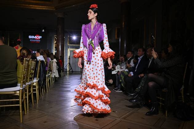 International Flamenco Fashion Week Madrid, (SIMOF) in Madrid - 31 Oct 2025 A model walks in a Angela Isa design at the International Flamenco Fashion Week Madrid, (SIMOF) show, at the Wellington Hotel in Madrid. Madrid Spain Copyright: xAtilanoxGarciax xSOPAxImagesx FOTO54361