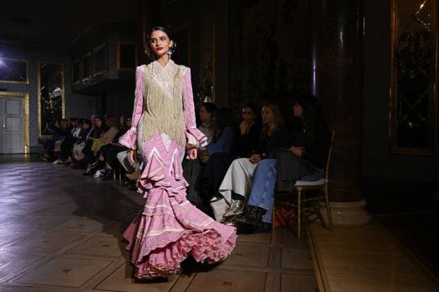 International Flamenco Fashion Week Madrid, (SIMOF) in Madrid - 31 Oct 2025 A model walks in a Inma Benicio design at the International Flamenco Fashion Week Madrid, (SIMOF) show, at the Wellington Hotel in Madrid. Madrid Spain Copyright: xAtilanoxGarciax xSOPAxImagesx FOTO54366