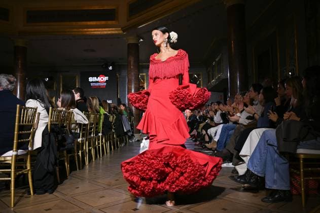 International Flamenco Fashion Week Madrid, (SIMOF) in Madrid - 31 Oct 2025 A model walks in a Inma Benicio design at the International Flamenco Fashion Week Madrid, (SIMOF) show, at the Wellington Hotel in Madrid. Madrid Spain Copyright: xAtilanoxGarciax xSOPAxImagesx FOTO54387