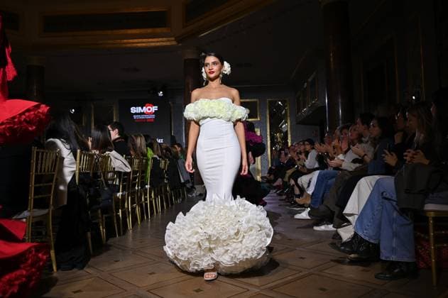 International Flamenco Fashion Week Madrid, (SIMOF) in Madrid - 31 Oct 2025 A model walks in a Inma Benicio design at the International Flamenco Fashion Week Madrid, (SIMOF) show, at the Wellington Hotel in Madrid. Madrid Spain Copyright: xAtilanoxGarciax xSOPAxImagesx FOTO54388
