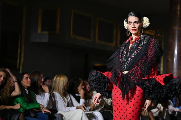 International Flamenco Fashion Week Madrid, (SIMOF) in Madrid - 31 Oct 2025 A model walks in a Inma Benicio design at the International Flamenco Fashion Week Madrid, (SIMOF) show, at the Wellington Hotel in Madrid. Madrid Spain Copyright: xAtilanoxGarciax xSOPAxImagesx FOTO54436