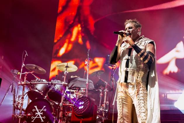 Duran Duran s Halloween concert in Manchesterester, UK - 31 Oct 2025 Simon Le Bon, lead singer of Duran Duran, performs on stage during the Danse Macabre Halloween Party at the Co-op Live Arena. Duran Duran perform at their Danse Macabre Halloween Party at the Co-op Live Arena , Manchester UK Manchester United Kingdom Copyright: xAndyxVonxPipx xSOPAxImagesx Duran-Andy-Von-Pip-07