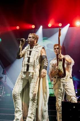 Duran Duran s Halloween concert in Manchesterester, UK - 31 Oct 2025 Simon Le Bon performs alongside guitarist Dom Brown, during the Danse Macabre Halloween Party at the Co-op Live Arena. Duran Duran perform at their Danse Macabre Halloween Party at the Co-op Live Arena , Manchester UK Manchester United Kingdom Copyright: xAndyxVonxPipx xSOPAxImagesx Duran-Andy-Von-Pip-09