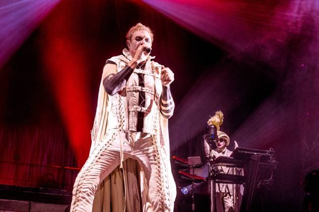 Duran Duran s Halloween concert in Manchesterester, UK - 31 Oct 2025 Simon Le Bon, lead singer of Duran Duran, performs on stage during the Danse Macabre Halloween Party at the Co-op Live Arena. Duran Duran perform at their Danse Macabre Halloween Party at the Co-op Live Arena , Manchester UK Manchester United Kingdom Copyright: xAndyxVonxPipx xSOPAxImagesx Duran-Andy-Von-Pip-19