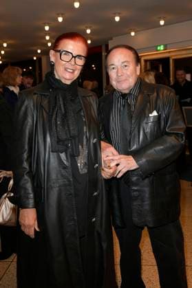 Olaf Plotzky with guest at the premiere of the play Carmen darf nicht platzen at the Komödie am Kurfürstendamm in the Ernst Reuter Saal Berlin, 31 10 2025 Foto:xM.xBehrensx xFuturexImagex carmen_prem_5002