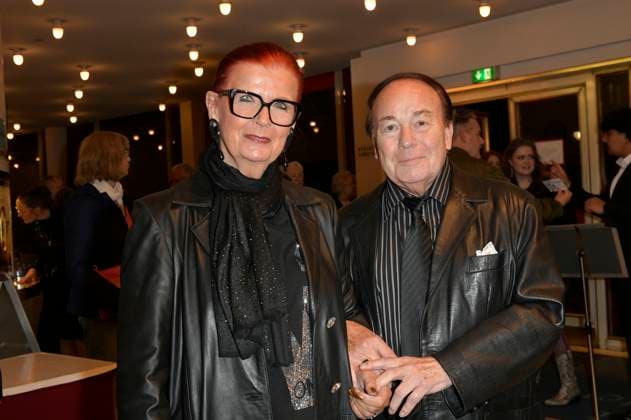 Olaf Plotzky with guest at the premiere of the play Carmen darf nicht platzen at the Komödie am Kurfürstendamm in the Ernst Reuter Saal Berlin, 31 10 2025 Foto:xM.xBehrensx xFuturexImagex carmen_prem_5003