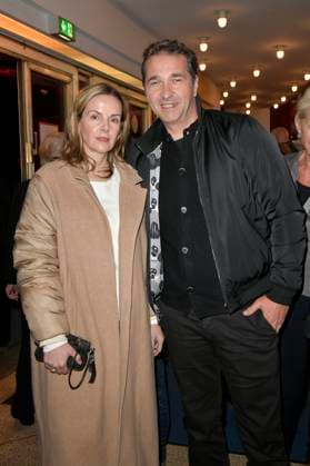 Denise Zich and Andreas Elsholz at the premiere of the play Carmen darf nicht platzen at the Komödie am Kurfürstendamm in the Ernst Reuter Saal Berlin, 31 10 2025 Foto:xM.xBehrensx xFuturexImagex carmen_prem_5013
