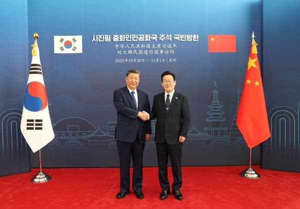 (251101) -- GYEONGJU, Nov. 1, 2025 -- Chinese President Xi Jinping shakes hands and poses for a photo with South Korean President Lee Jae-myung in Gyeongju, South Korea, Nov. 1, 2025. Xi held talks with Lee in Gyeongju on Saturday. ) SOUTH KOREA-GYEONGJU-CHINA-XI JINPING-LEE JAE-MYUNG-TALKS HuangxJingwen 