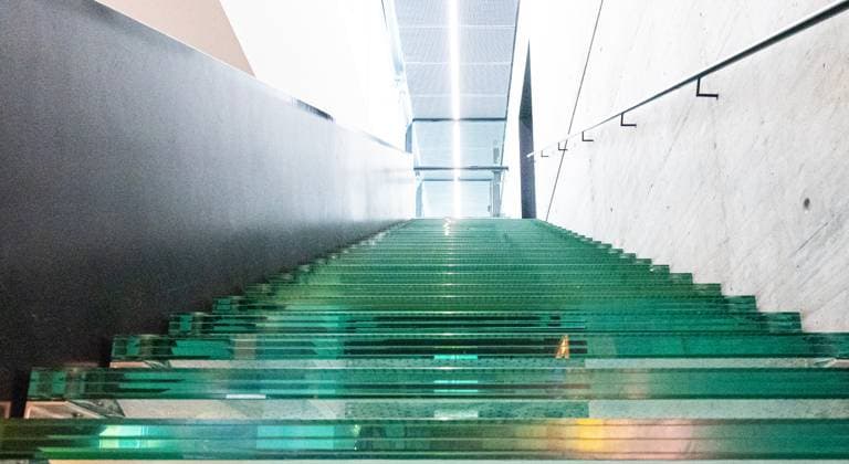 Friedrichshafen Moderne Glastreppe im Zeppelin Museum Friedrichshafen Blick auf die markante Glastreppe im Zeppelin Museum Friedrichshafen, die als architektonisches Gestaltungselement Transparenz und Leichtigkeit symbolisiert. Das Lichtspiel zwischen Glas, Stahl und Beton verstärkt die moderne Ästhetik des Museumsbaus. Editorial use only. Fotograf: Eibner Pressefoto Eky Eibner *** Friedrichshafen Modern glass staircase in the Zeppelin Museum Friedrichshafen View of the striking glass staircase in the Zeppelin Museum Friedrichshafen, which symbolizes transparency and lightness as an architectural design element The interplay of light between glass, steel and concrete enhances the modern aesthetic of the museum building Editorial use onl Copyright: xEibner-Pressefotox EP_EER