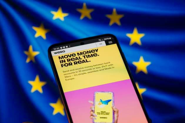 Wero - EPI - Photo Illustration The Wero web page is displayed on a mobile phone with the European flag in the background, in this photo illustration in Brussels, Belgium, on November 1, 2025. Brussels Belgium  Copyright: xJonathanxRaax originalFilename: raa-weroepip251101_npF2w.jpg
