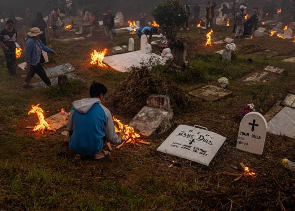 November 1, 2025, Manila, Manila, Philippines: Villagers of Sagada, Mountain Province, visit their loved ones at the cemetery by offering light, a tradition also know as Panag-Apoy in Sagada, Philippines. Panag-Apoy is a tradition practice by lighting bonfires in the cemetery, remembering and honoring the dead. Sagada Philippines - ZUMAs307 20251101_zip_s307_019 Copyright: xJosexMonsieurxSantosx