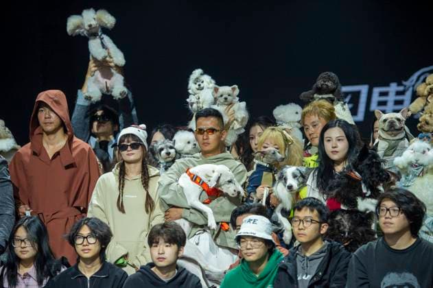 5th PETJOY FASHIION WEEK in Shanghai The owner walked the runway with their pet at the 5th PETJOY FASHIION WEEK in Shanghai, China on November 1, 2025. Shanghai Shanghai China  Copyright: xCFOTOx i1762038398229