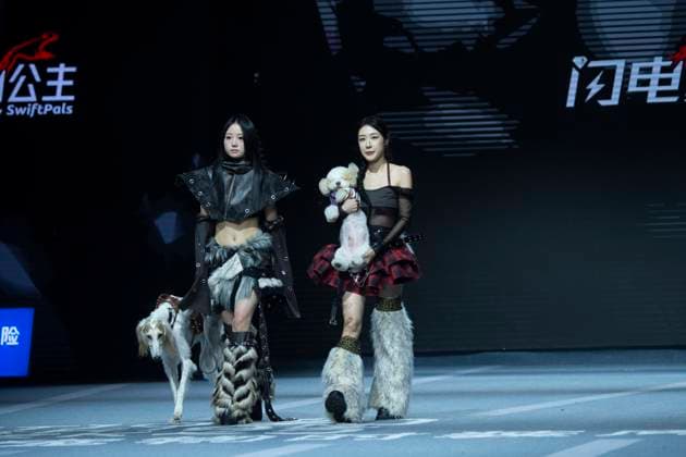5th PETJOY FASHIION WEEK in Shanghai The owner walked the runway with their pet at the 5th PETJOY FASHIION WEEK in Shanghai, China on November 1, 2025. Shanghai Shanghai China  Copyright: xCFOTOx i1762038398975