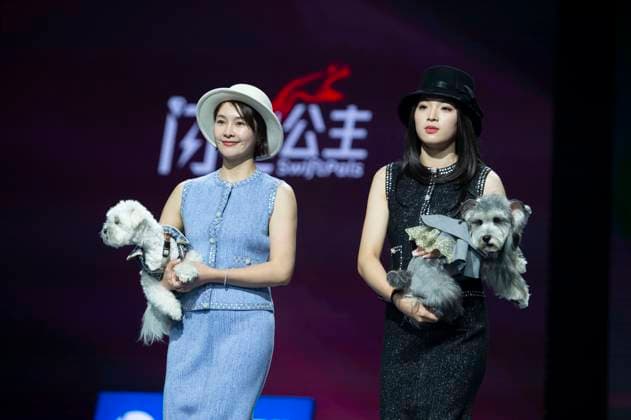 5th PETJOY FASHIION WEEK in Shanghai The owner walked the runway with their pet at the 5th PETJOY FASHIION WEEK in Shanghai, China on November 1, 2025. Shanghai Shanghai China  Copyright: xCFOTOx i1762038399118