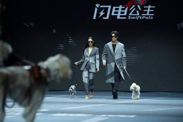 5th PETJOY FASHIION WEEK in Shanghai The owner walked the runway with their pet at the 5th PETJOY FASHIION WEEK in Shanghai, China on November 1, 2025. Shanghai Shanghai China  Copyright: xCFOTOx i1762038399699